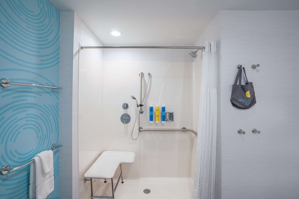 Room, 2 Queen Beds, Accessible (Roll-In Shower, Mobiity & Hearing) photo 2