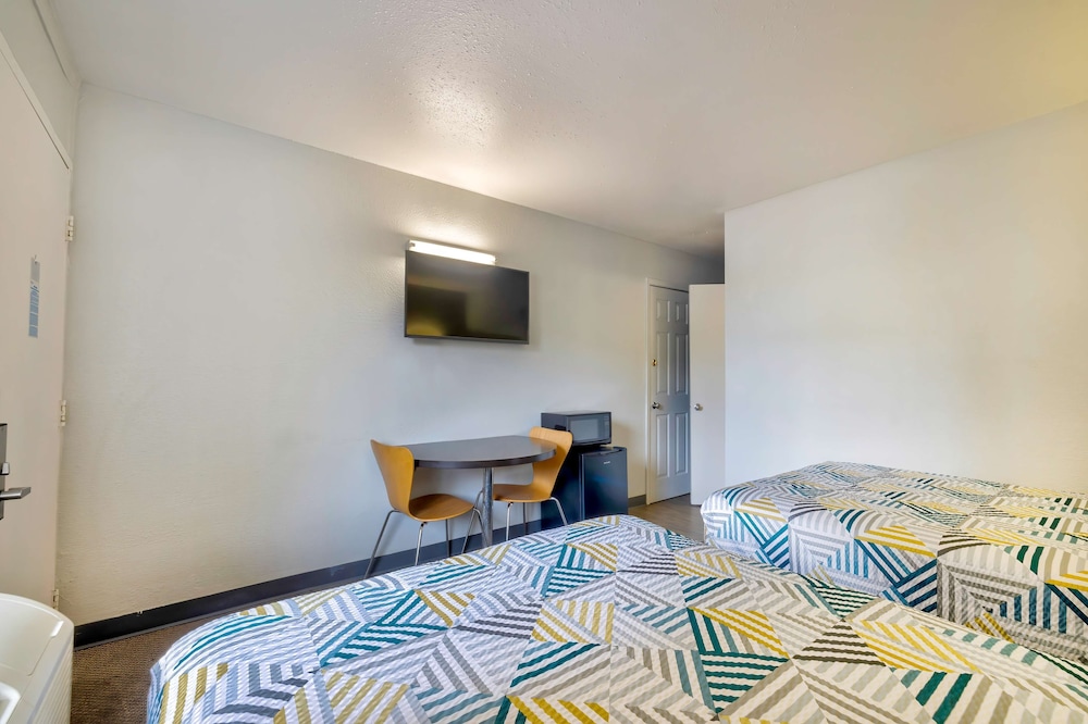 Standard Room, 2 Double Beds, Accessible, Non Smoking photo 3