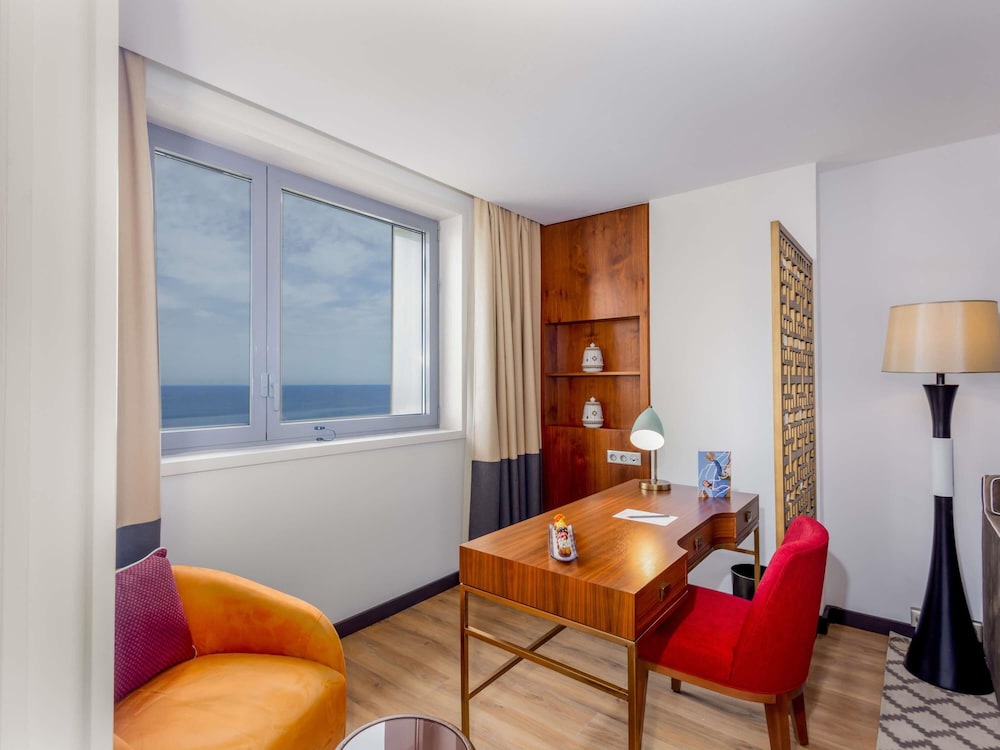 Junior Suite, 1 King Bed with Sofa bed, Ocean View - Photo 4