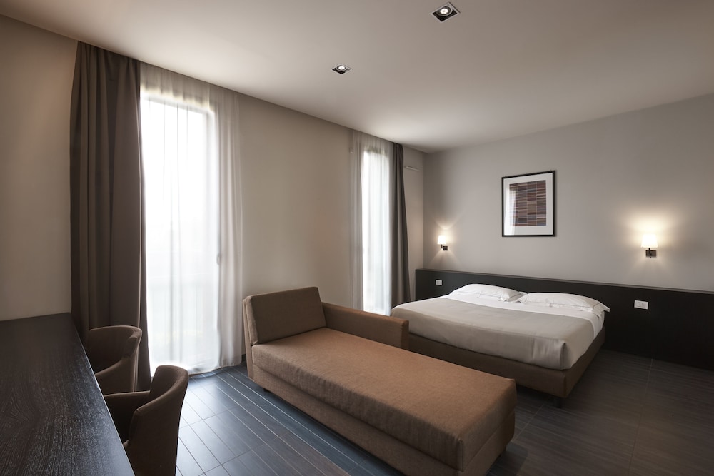Classic Double or Twin Room photo 3