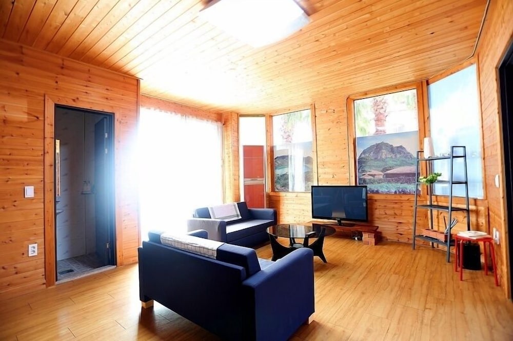 Family Room (Dianna) photo 1