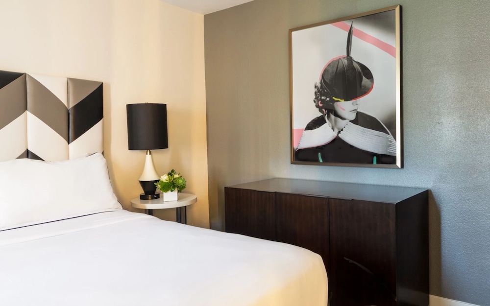 Signature Room, 1 Bedroom (Recently Renovated) thumbnail 6