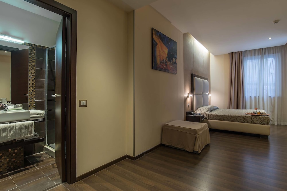 Superior Double Room thumbnail 5