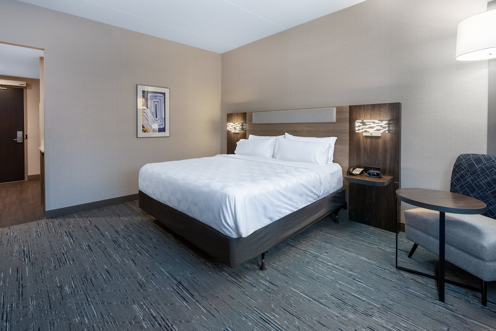Suite, 1 King Bed with Sofa bed (Dining) - Photo 3