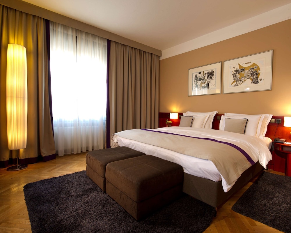 Suite, 1 King Bed, City View (Balcony) photo 2