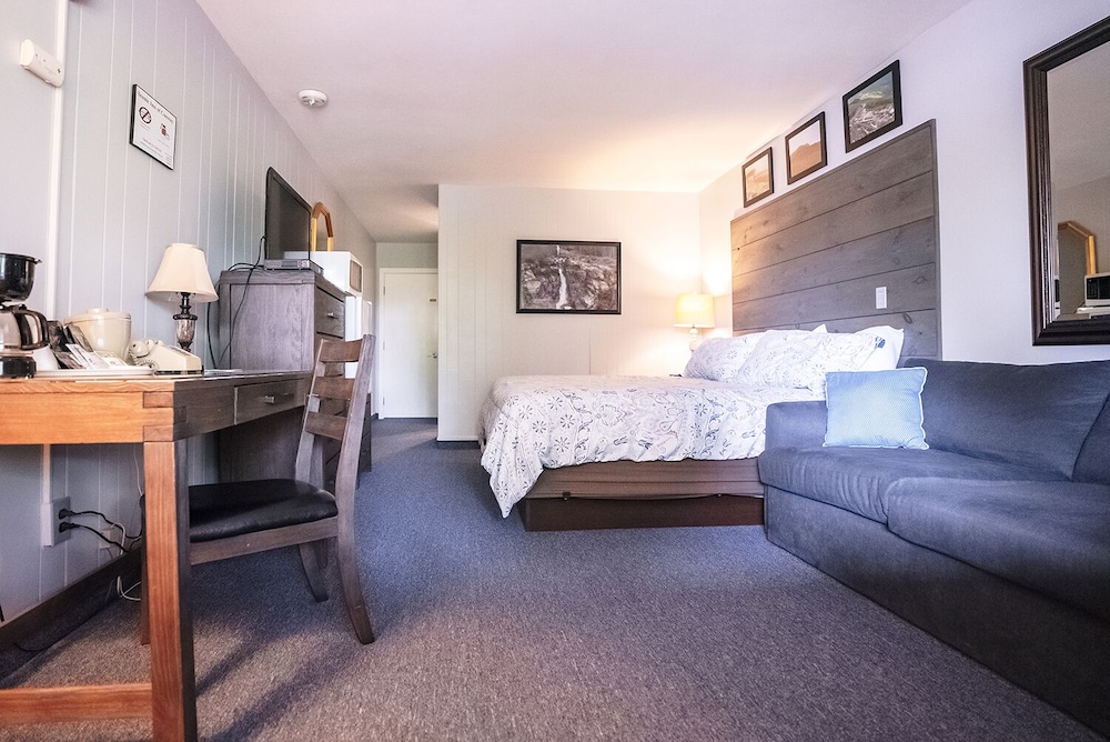 King Room 206 partial mountain view (Second Floor) photo 3