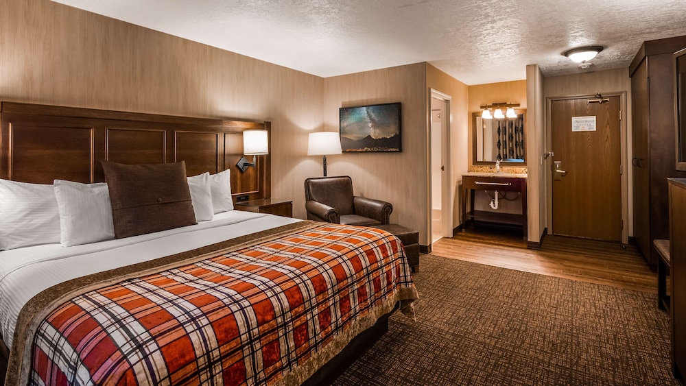 Business Room, 1 King Bed, Non Smoking, Refrigerator - Photo 3