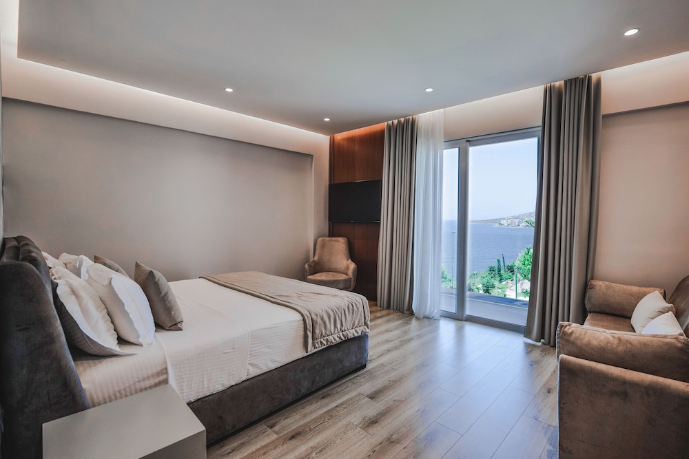Junior Suite, 1 King Bed, Beach View photo 1
