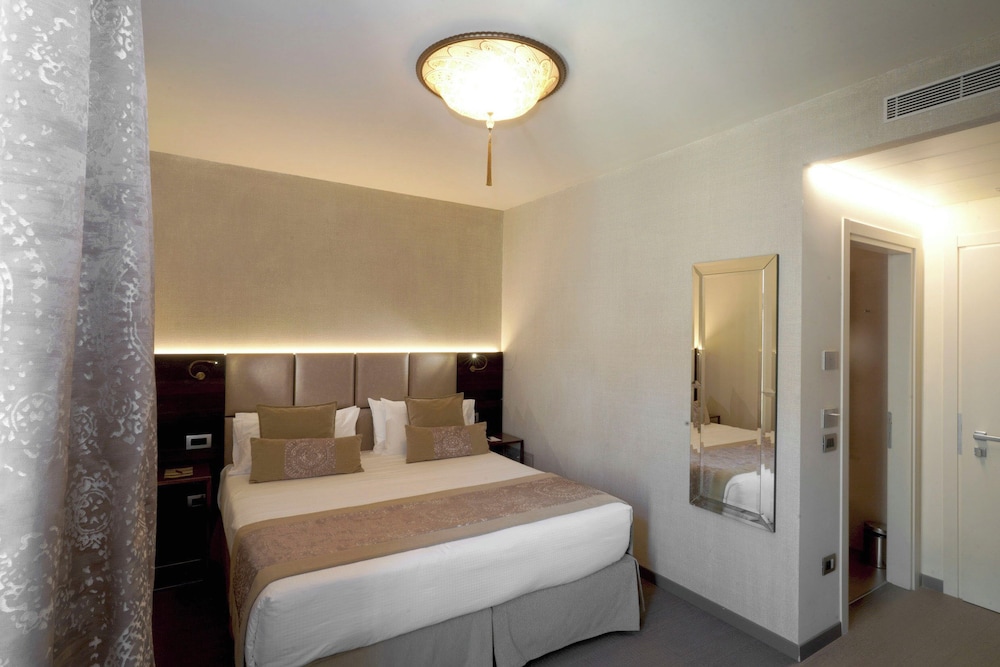 Deluxe Double or Twin Room (Large)