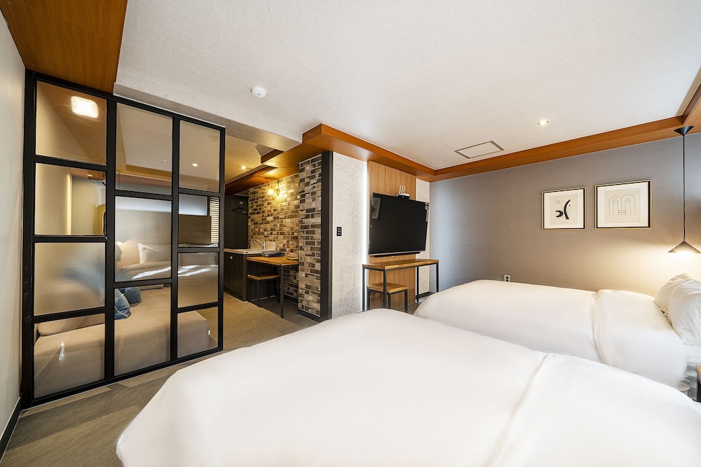Suite - Photo 1