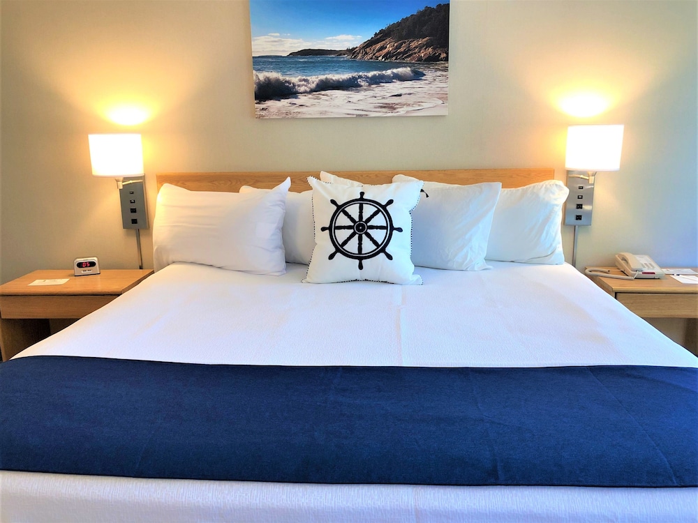 Lower King Room, 1 King Bed with Sofa Bed, Balcony, Ocean View (2nd Floor NON-PET) photo 2