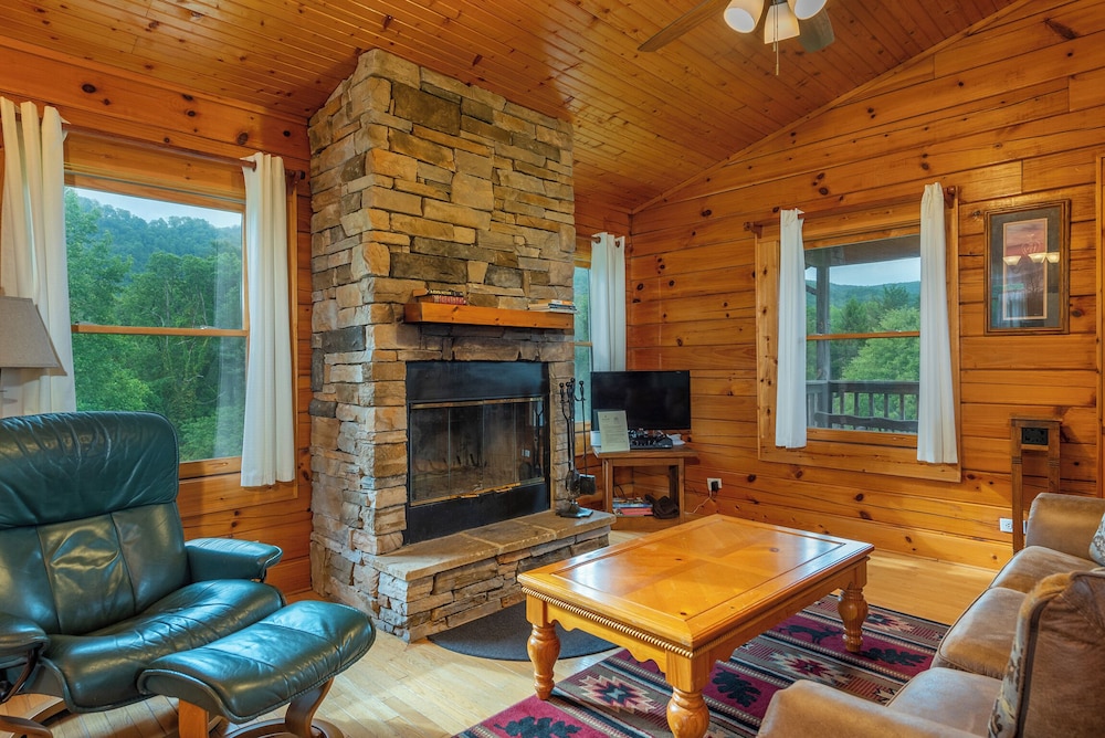 Cabin, Private Bathroom (Cherokee Cabin- No Breakfast, No Pets) photo 3