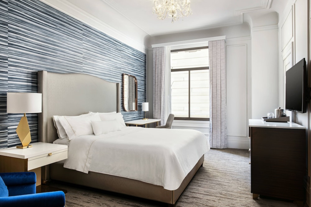 Grand Room, 1 King Bed - Photo 2