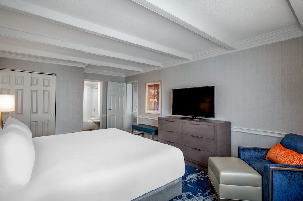Executive Suite, 1 King Bed - Photo 2