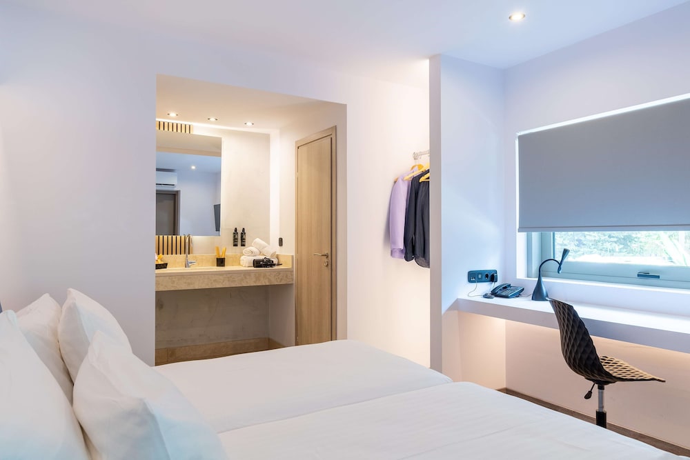 Comfort Room, 1 Bedroom, Patio, Ground Floor - Photo 1