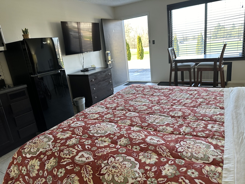 Standard Room, 1 King Bed, Kitchenette photo 3