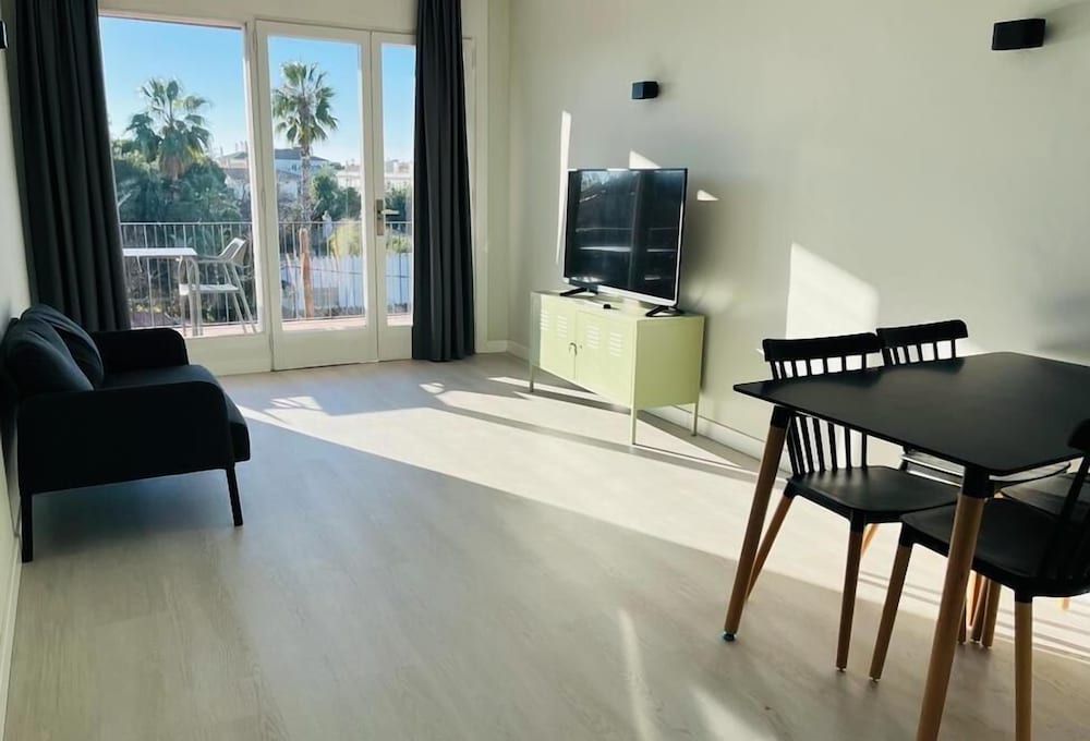 Family Room, 2 Bedrooms, Terrace - Photo 3