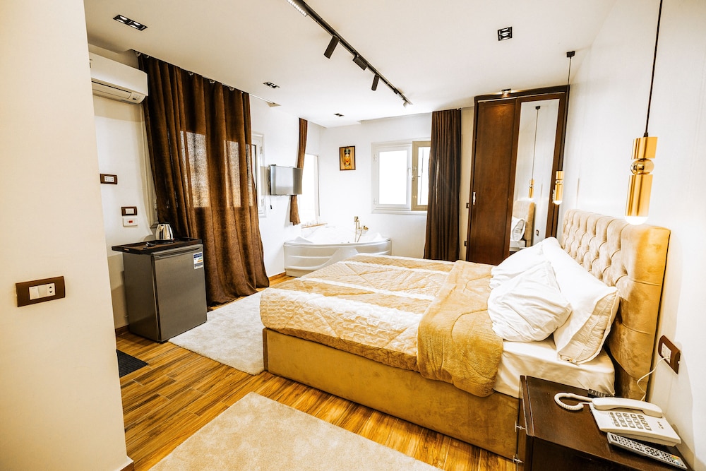 King Suite with Jacuzzi Pyramids View