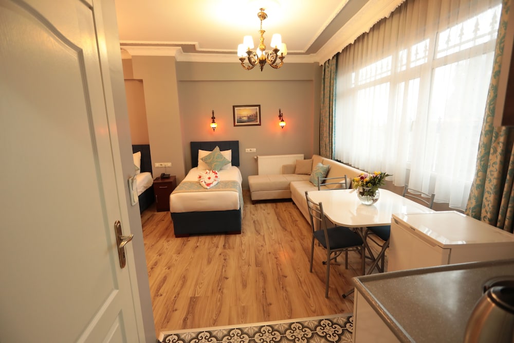 Family Room (Deluxe) photo 3