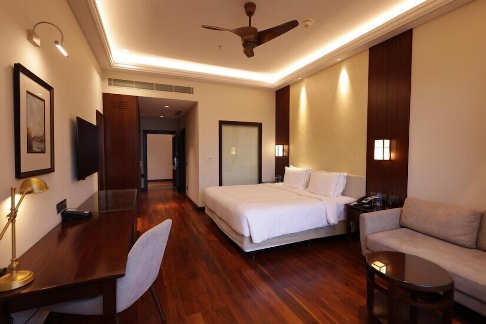 Luxury Room, 1 King Bed, Balcony, Lake View - Photo 2