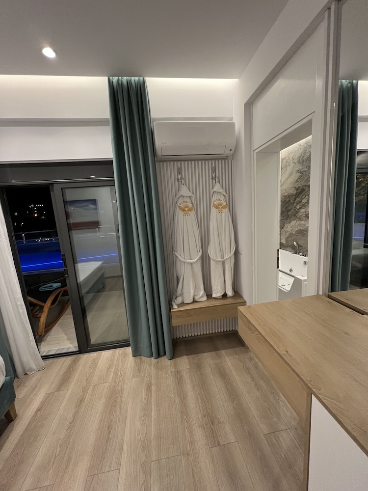 Superior Room, 1 King Bed photo 1