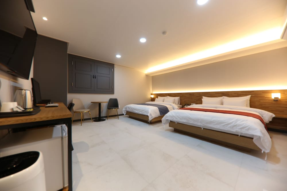Deluxe Twin Room, Jetted Tub - Photo 4