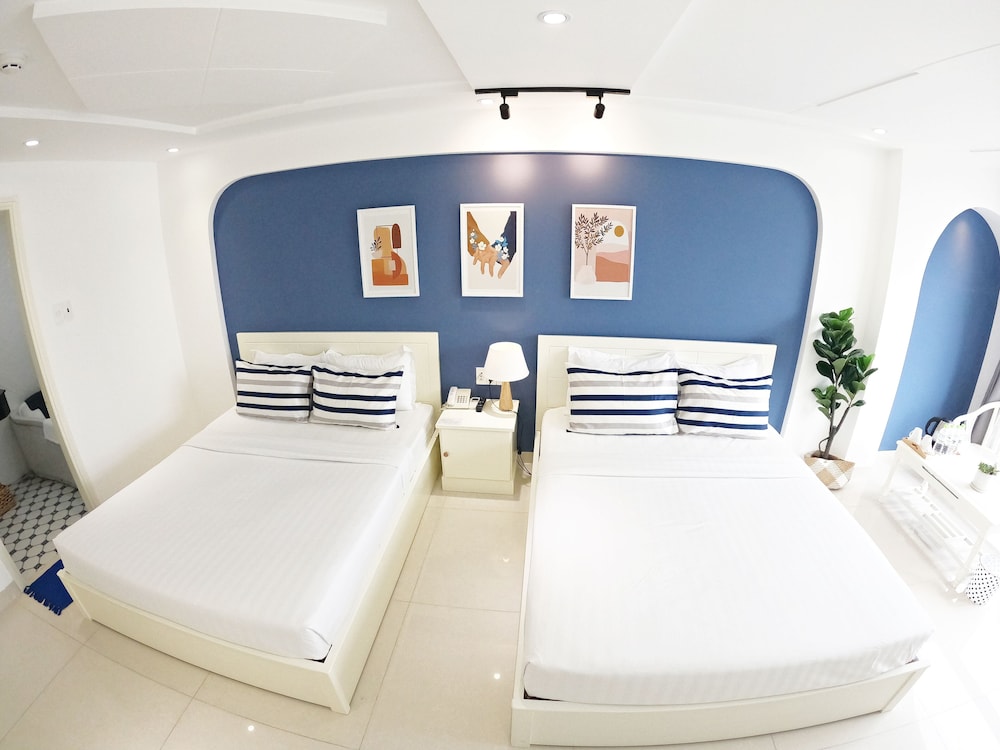 Family Suite, 2 Queen Beds photo 3
