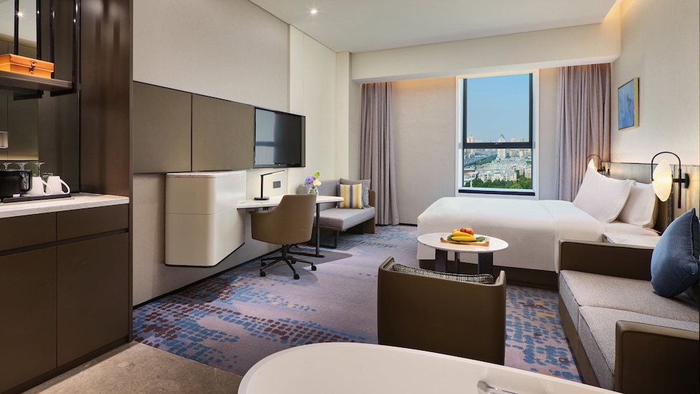 Premium Room, 1 King Bed, Club Lounge Access photo 1