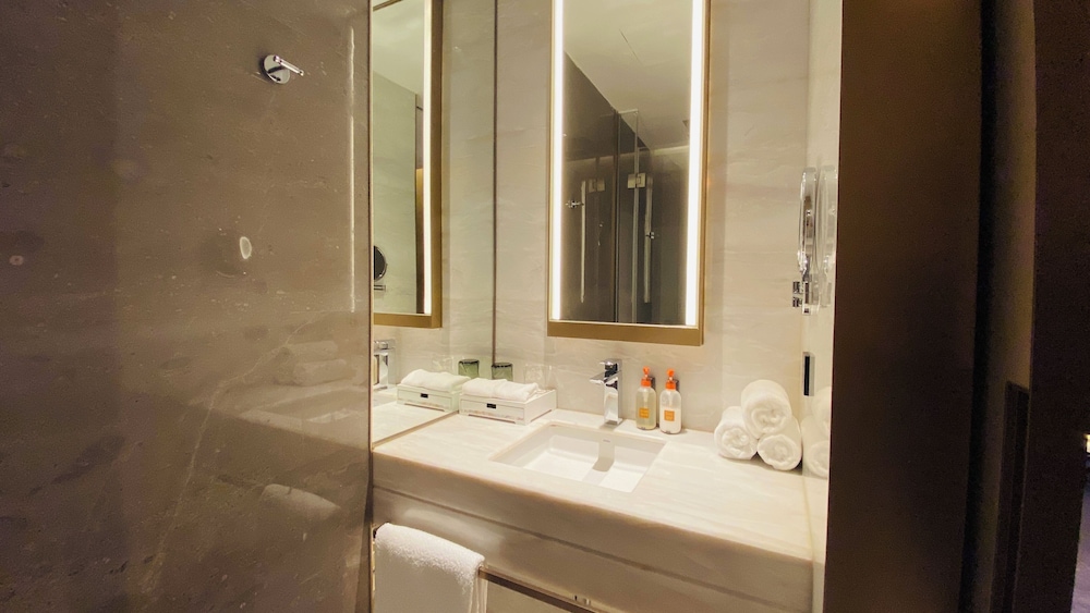 Premium Room, 1 King Bed, Business Lounge Access - Photo 5