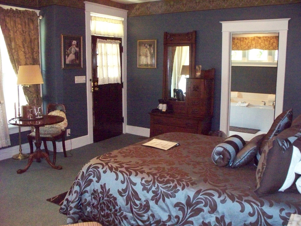 Suite, Non Smoking, Jetted Tub (Wisteria Cottage) photo 3