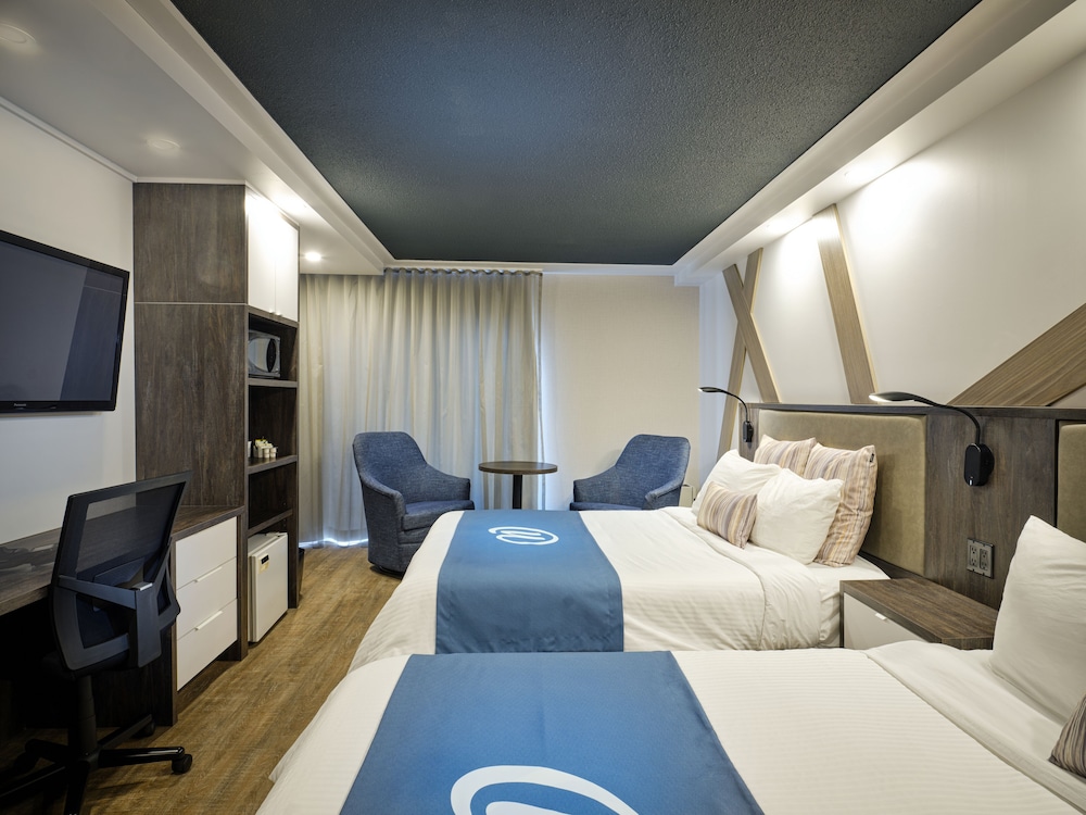 Classic Room, 2 Queen Beds - Photo 3