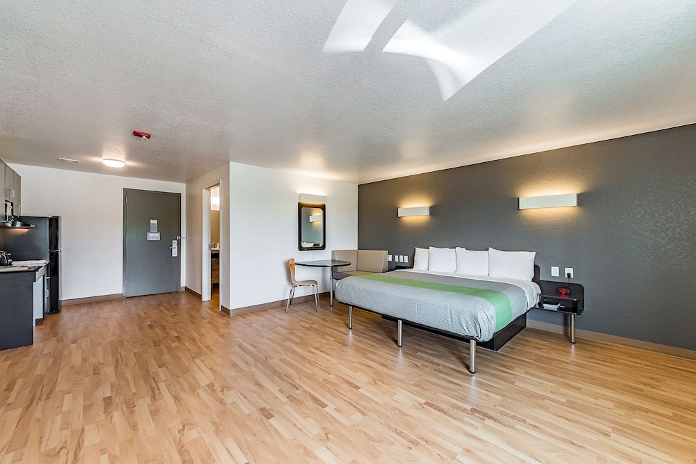 Deluxe Suite, 2 Queen Beds, Non Smoking, Kitchenette - Photo 2