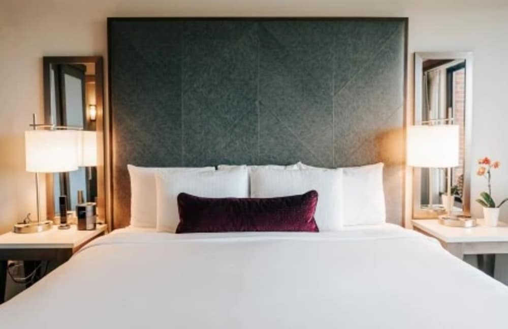 Deluxe Room, 1 King Bed photo 2
