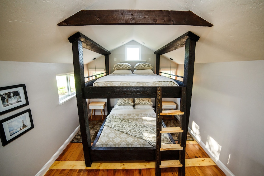 Family Studio Suite, Kitchen, Mountain View (Pet Free)