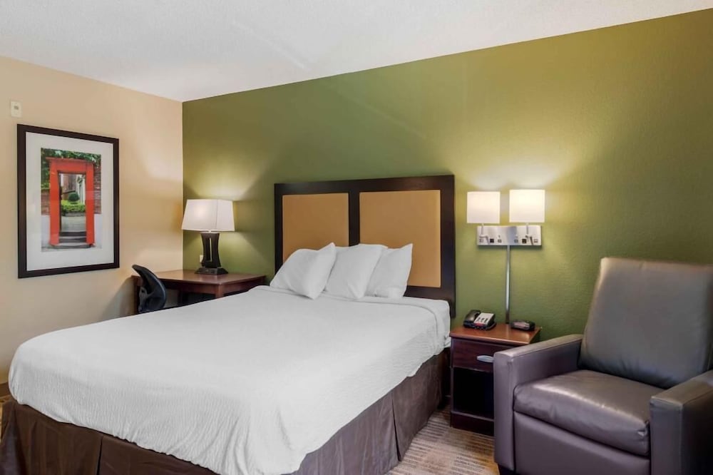 Deluxe Room, 1 Queen Bed, Non Smoking photo 1