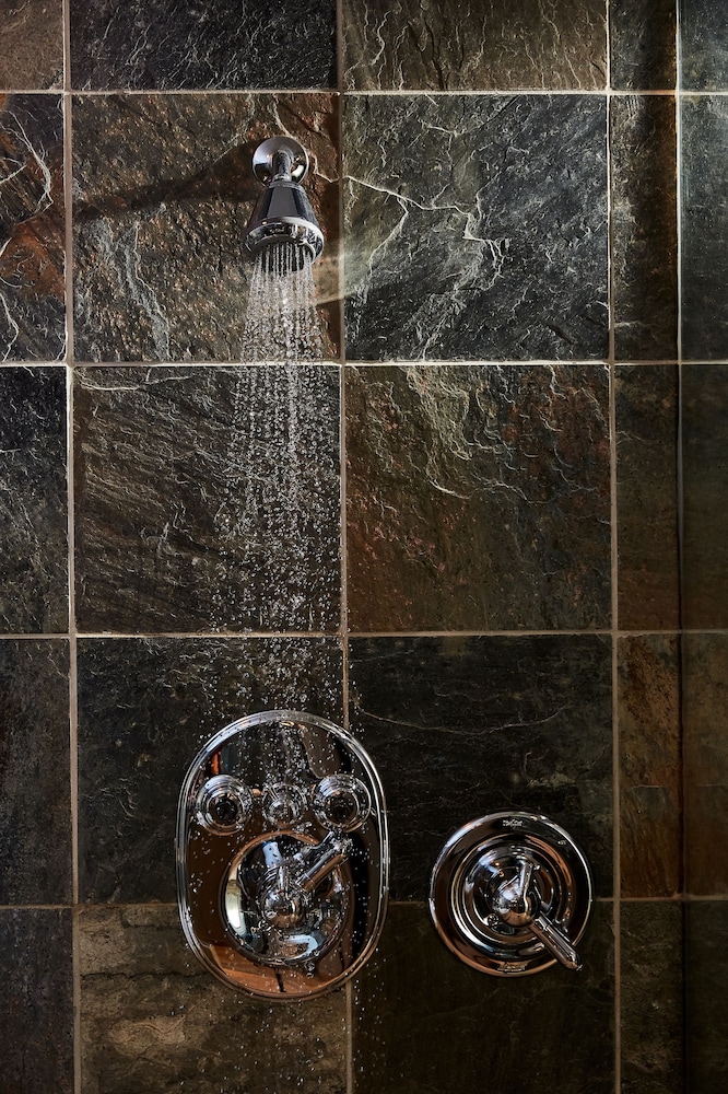 Signature Suite (Luxury) - Photo 4