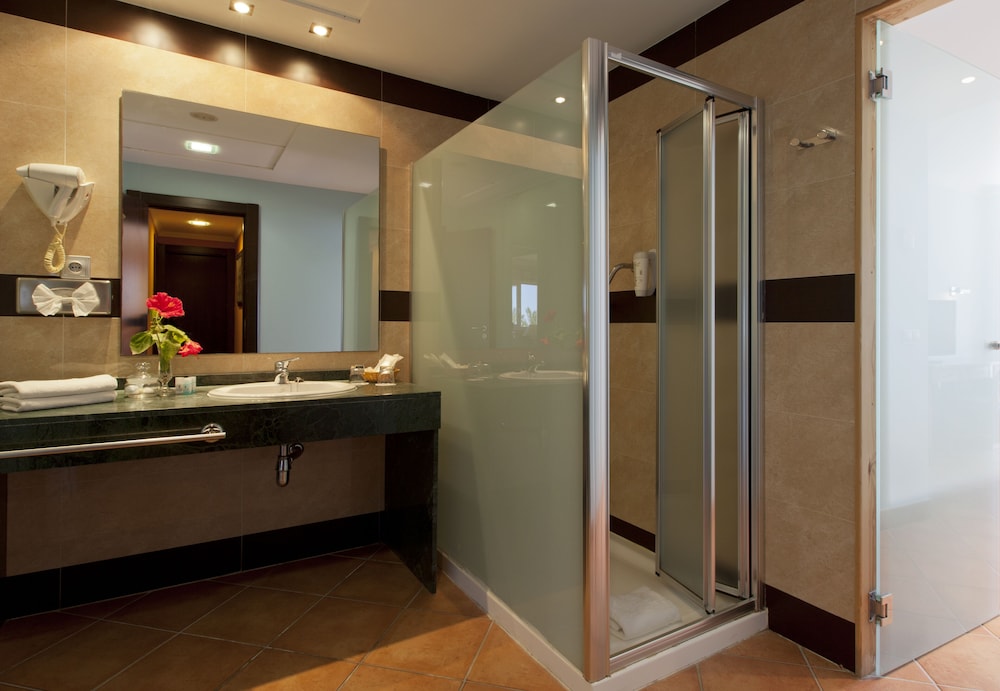 Suite, 1 Bedroom - Photo 16