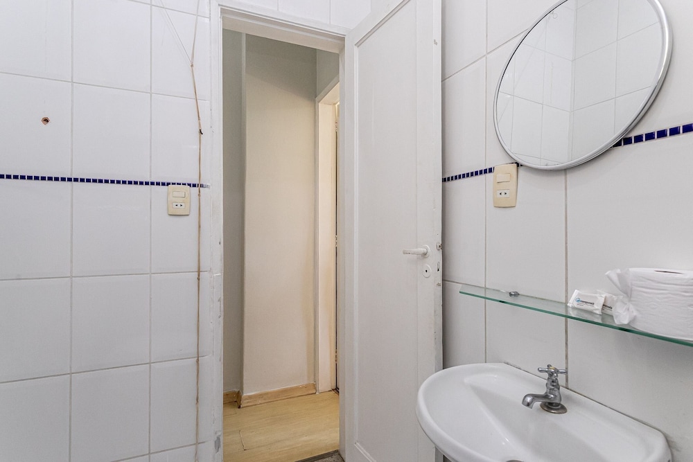 Standard Single Room, 1 Twin Bed, Roll-in Shower, Non Smoking (ADA Roll-in Shower) photo 3