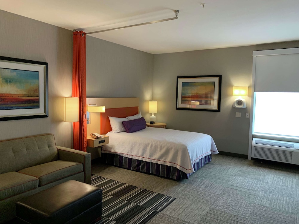 Studio, 1 Queen Bed with Sofa bed, Accessible, Bathtub photo 2