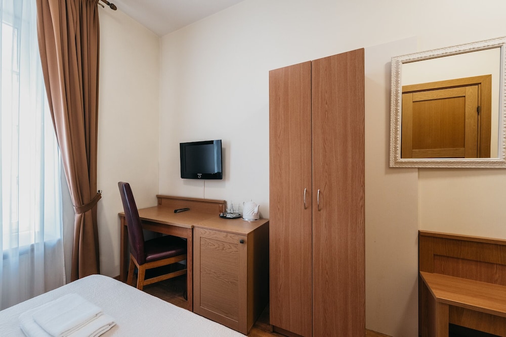 Standard Double Room - Photo 8