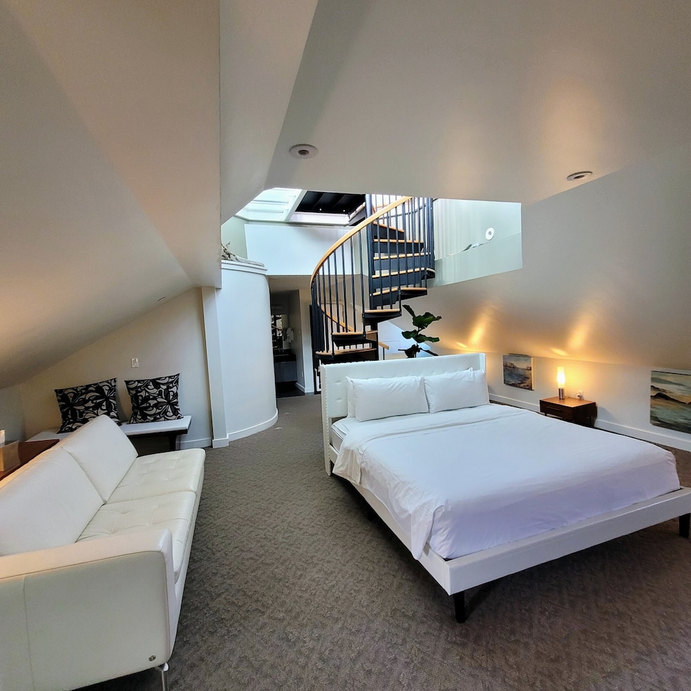 1 Bedroom, 1 King Bed