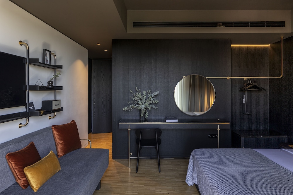 Deluxe Triple Room, Balcony thumbnail 5