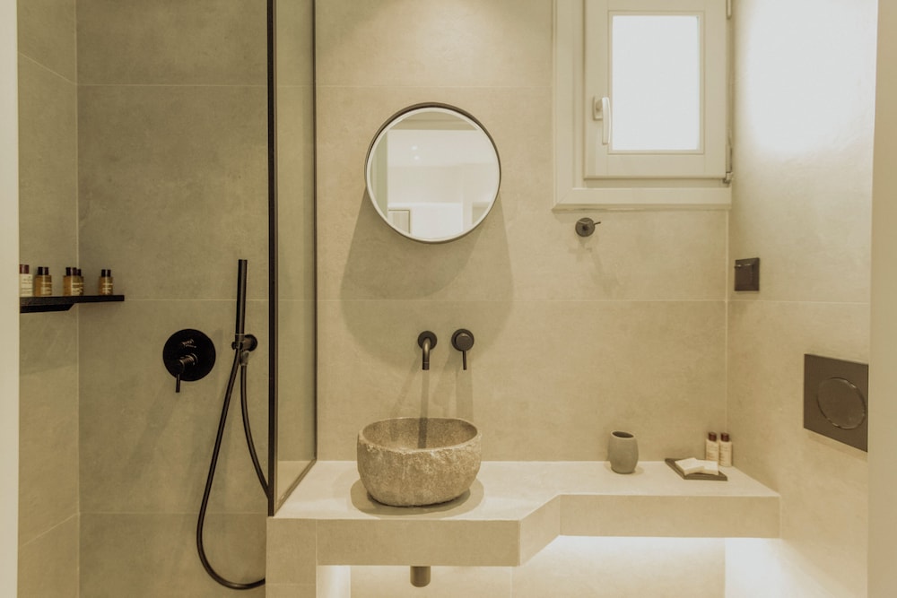 Standard Suite - Photo 13