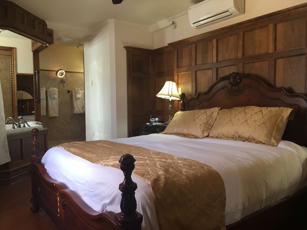 Economy Room, 1 King Bed photo 1