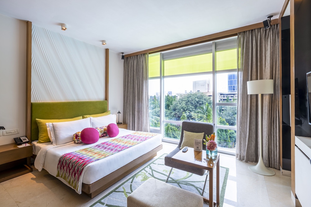 Premium Room Pool View Queen Bed - Photo 1