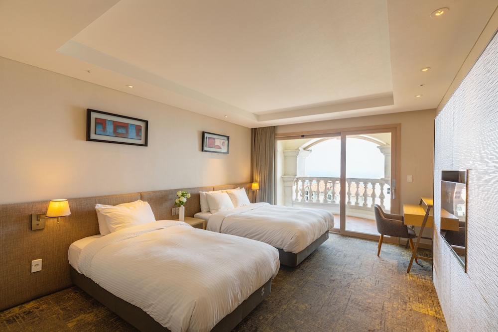 Hotel Superior (No Kitchen/Ocean View/Family Twin)