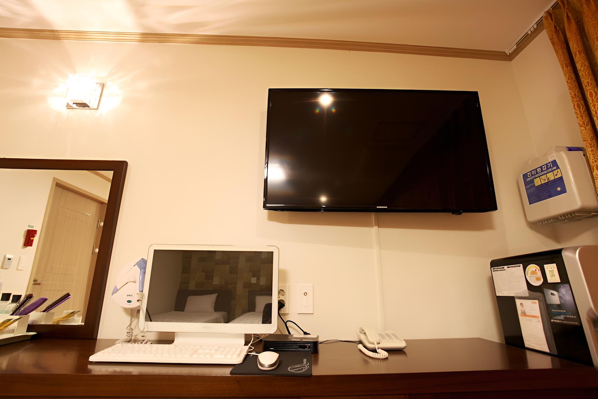Room (Triple) - Photo 9