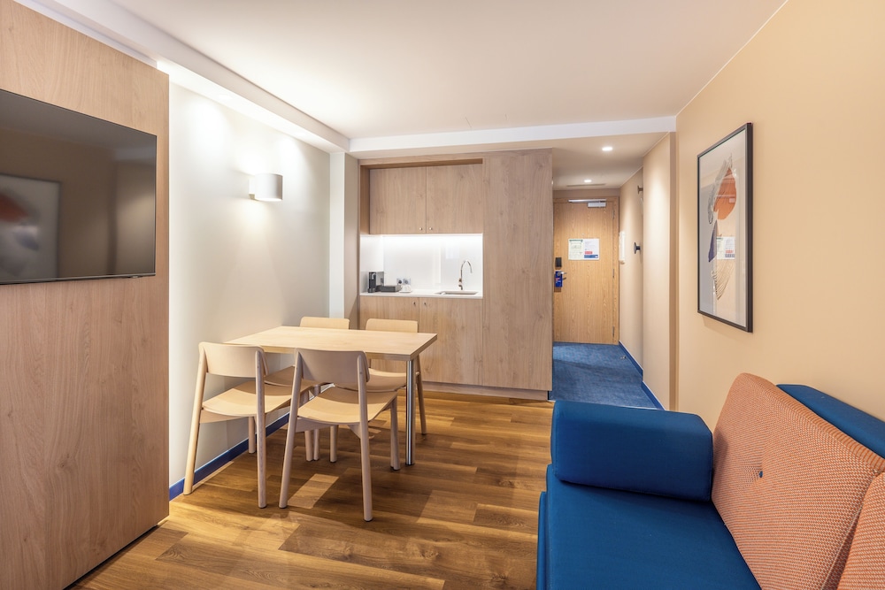 Suite, 1 Queen Bed, Balcony - Photo 11