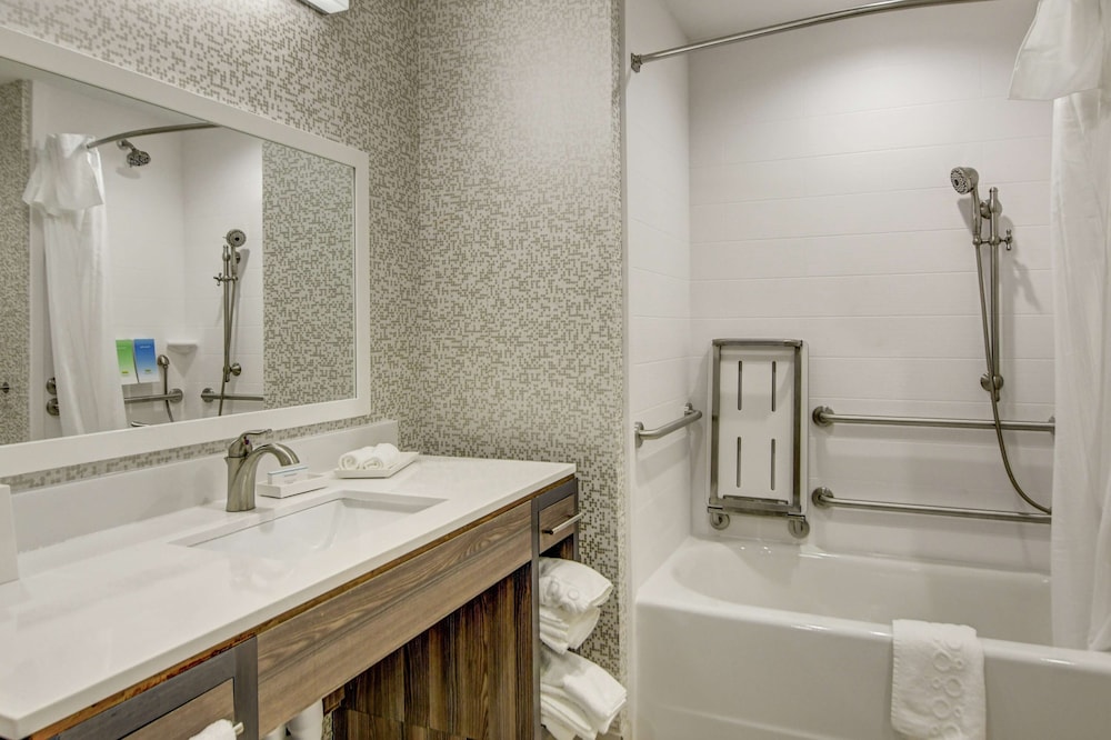 Suite, 1 King Bed, Accessible, Bathtub (Mobility & Hearing) - Photo 4
