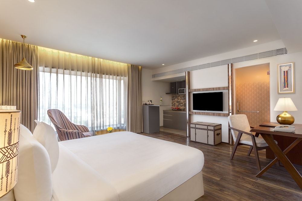 Deluxe Room, 1 King Bed (Studio Apartment) photo 2